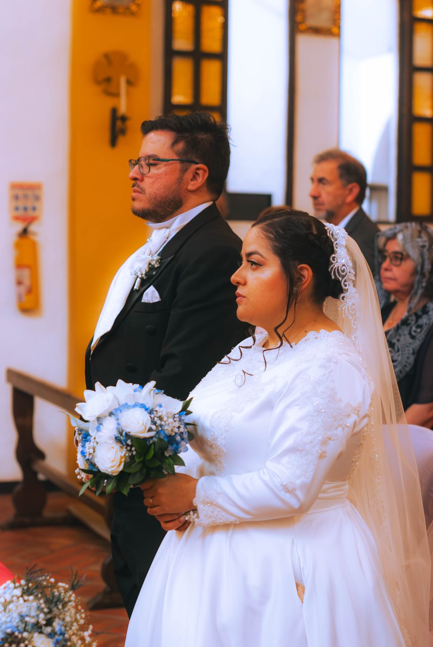 Gli sposi in piedi in chiesa durante la cerimonia